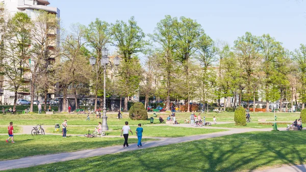 Children in urban garden Parco del Te in Mantua — Stock Photo, Image