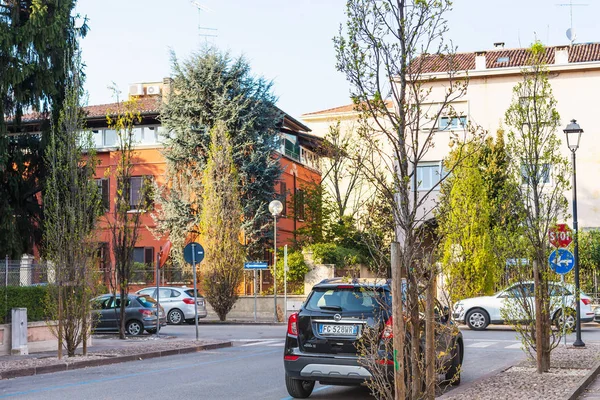 Residential street Viale Antonio Gioppi in Mantua — Stock Photo, Image