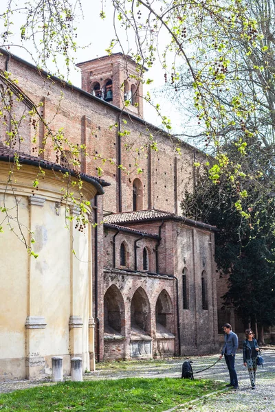 Personas cerca de Iglesia de los Eremitani en Padua — Foto de Stock