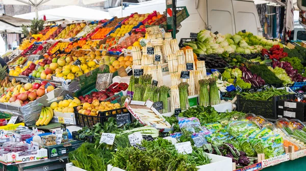 Świeże warzywa włoski i owoce na rynku — Zdjęcie stockowe