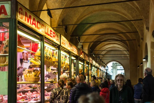 Personer nära snabbmat affärer i Padua city — Stockfoto