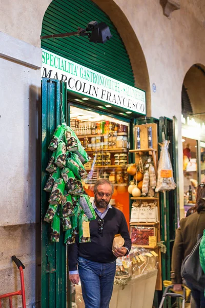 People near grocery shop in Padua — Stock Photo, Image