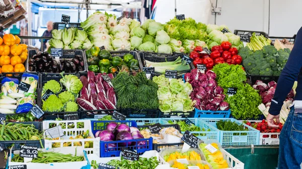 Färska italienska grönsaker på marknaden — Stockfoto
