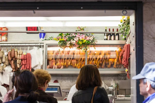 People in butcher shop in Padua — Stock Photo, Image