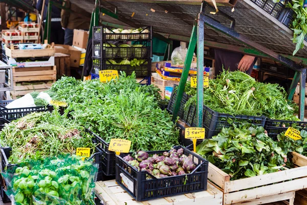 Vegetação local fresca no mercado — Fotografia de Stock