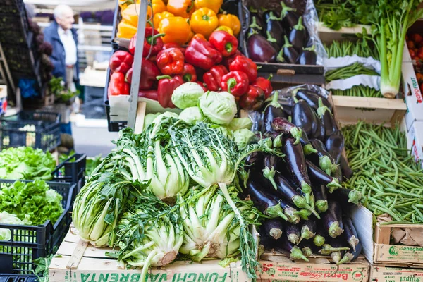 Świeże warzywa sezonowe na rynku — Zdjęcie stockowe