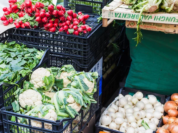 Świeże warzywa sezonowe włoski na rynku — Zdjęcie stockowe