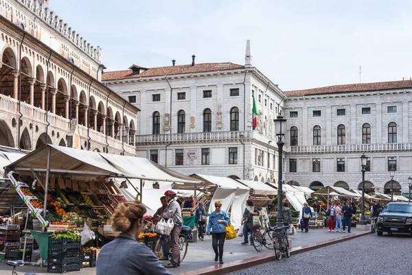 Personas en el mercado al aire libre en Piazza delle Erbe — Foto de Stock