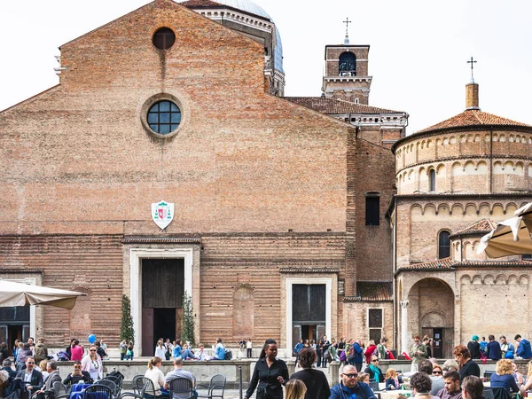 People in cafe in front of Cathedral in Padua — Stock Photo, Image