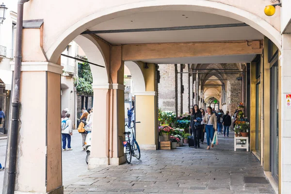 Mensen in de arcades op via umberto I in Padua — Stockfoto