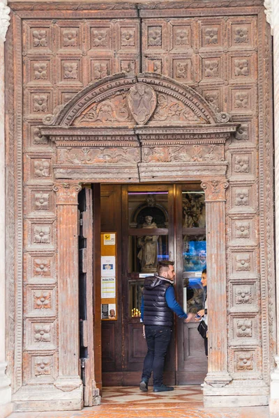 入口处的教会拉基耶萨圣玛丽亚天主事工会服务 — 图库照片