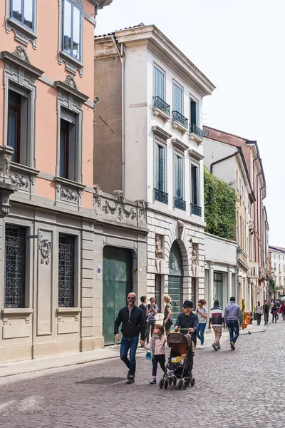 La gente camina por la calle vía umberto I en Padua — Foto de Stock