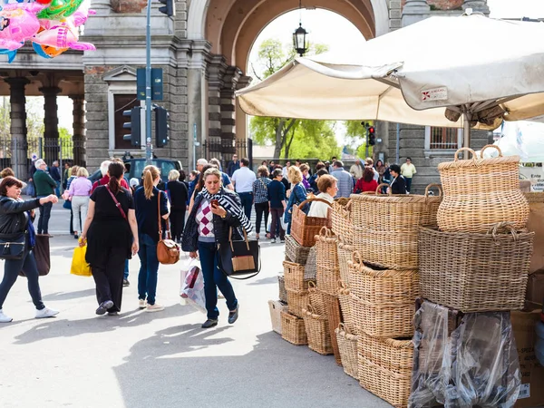 Människor på utomhusmarknad på Prato della Valle — Stockfoto