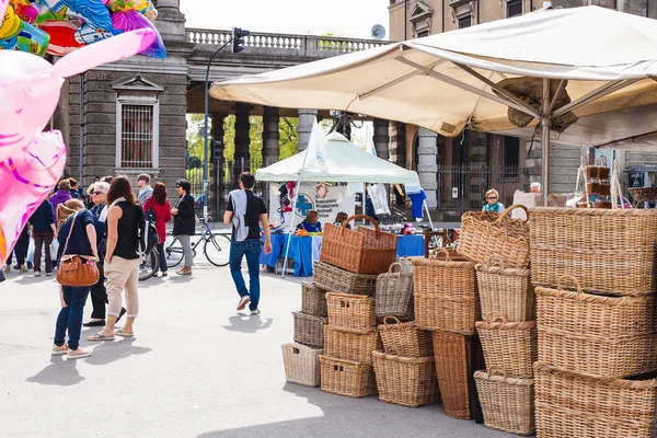 People on street market on Prato della Valle — Stock Photo, Image