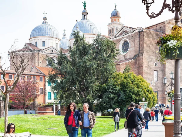 Touristes marchent à la basilique de Santa Giustina — Photo