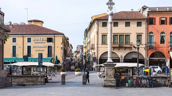 Croce medievale sul mercato in piazza Del Santo — Foto Stock