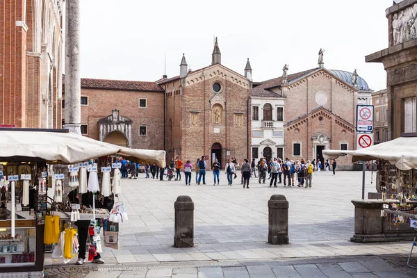 Turistas en la plaza piazza Del Santo cerca de Basilica — Foto de Stock