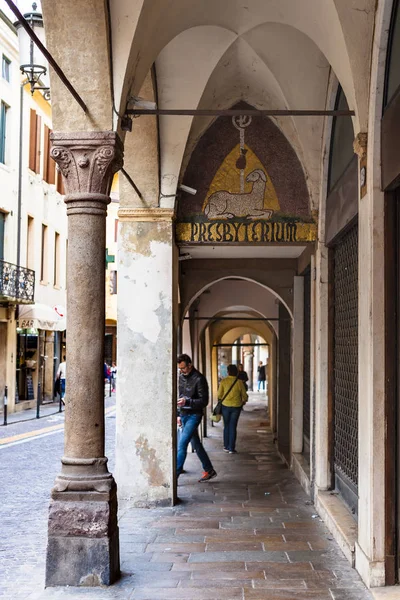 Persone nei portici della città di Padova — Foto Stock