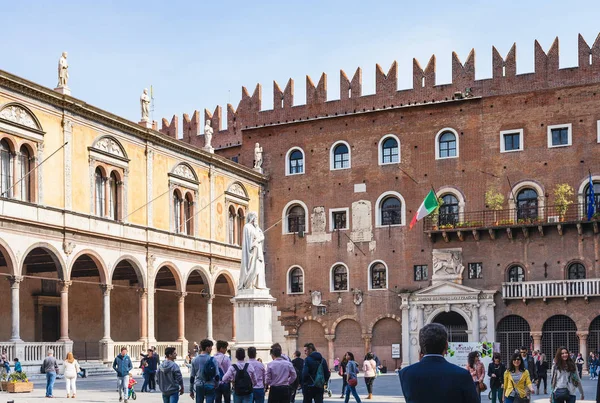 Pohled na Piazza dei Signori ve městě Verona — Stock fotografie