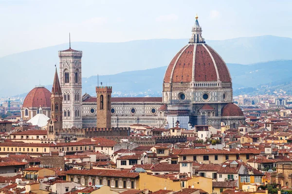 Vista superior de la Catedral del Duomo en la ciudad de Florencia — Foto de Stock