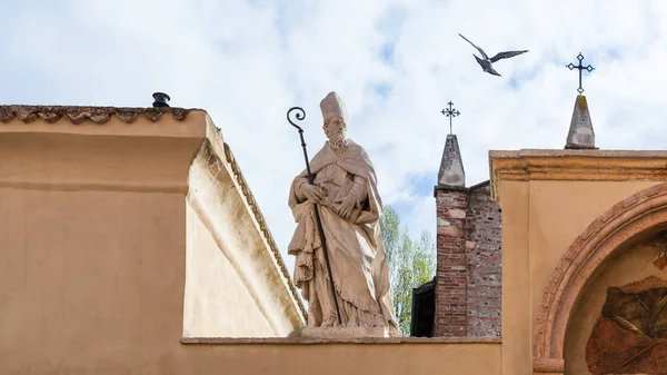 Sculpture of Saint on walls of Church of San Zeno — Stock Photo, Image