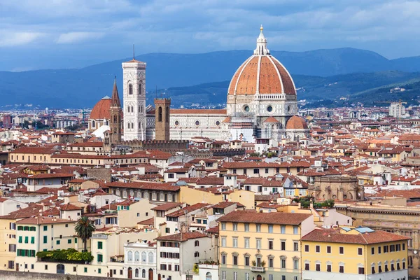 Panorama města Florencie s katedrálou — Stock fotografie