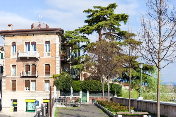 Zona residenziale a Verona città in primavera — Foto Stock