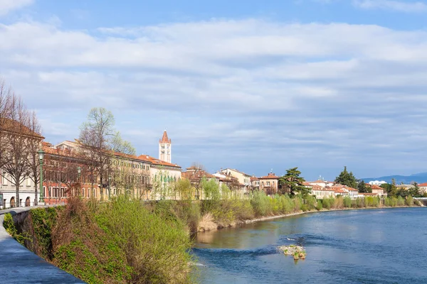 Cityscape with waterfront of Adige river in Verona — Stock Photo, Image