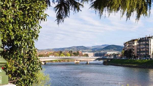 Kilátás a Ponte Risorgimento, az Adige folyó — Stock Fotó