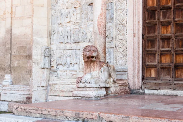 Löwenstatue in der Nähe von Türen der Basilica di San Zeno — Stockfoto
