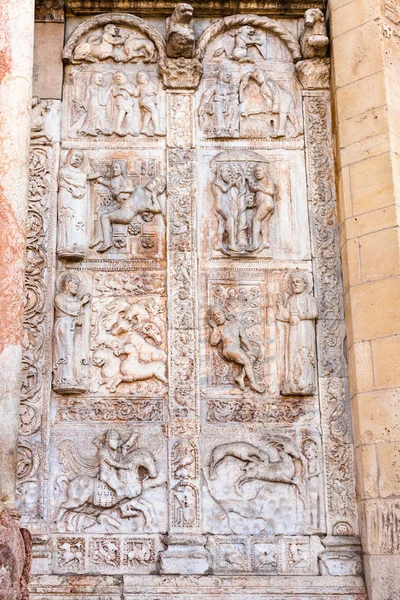 Relief på gate Basilica di San Zeno — Stockfoto