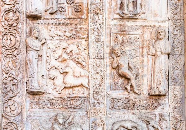 Außenschmuck am Tor der Basilica di San Zeno — Stockfoto