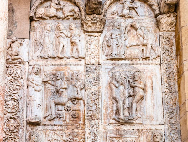 Outdoor laag reliëf op de poort van de Basilica di San Zeno — Stockfoto