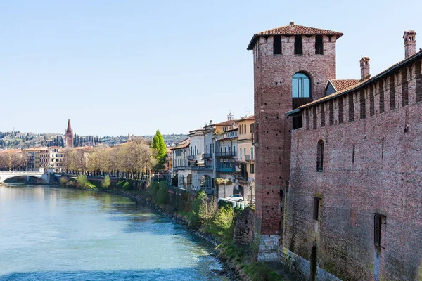 Gród z rzeki Adige i Castel w Weronie — Zdjęcie stockowe