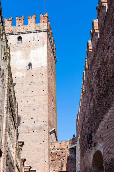 Tower and walls of Castelvecchio (Scaliger) Castel — Stock Photo, Image