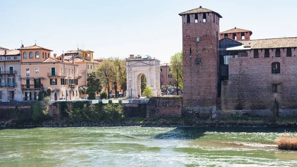 Arco dei GAVI ve Castelvecchio'yu Verona görünümü — Stok fotoğraf