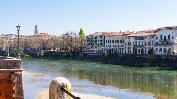 Uferpromenaden in der Stadt Verona im Frühling — Stockfoto
