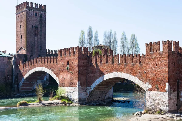 Adige Nehri üzerinde Castelvecchio'yu köprü görünümü — Stok fotoğraf