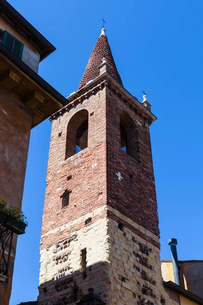 Turm der Evangelischen Kirche von Verona — Stockfoto