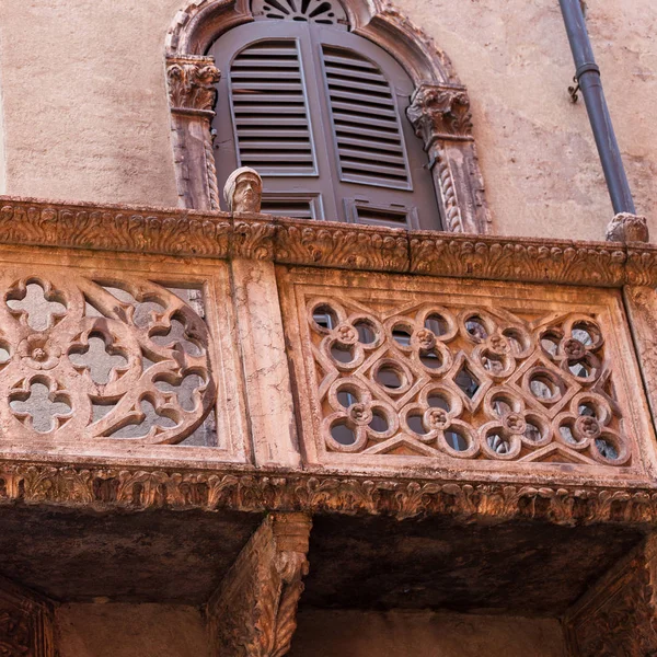 Středověká decoraion starého městského domu v Verona — Stock fotografie