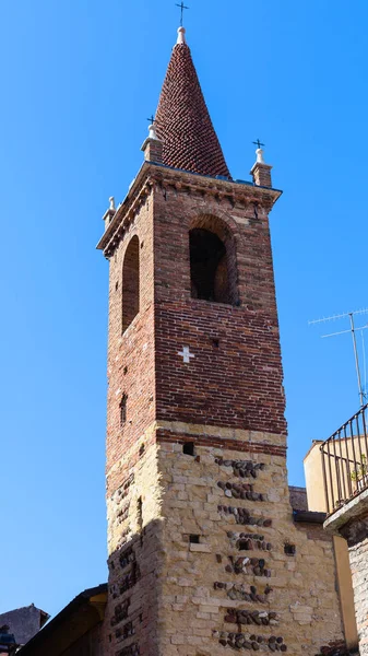 Tornet av evangeliska kyrkan i Verona city — Stockfoto
