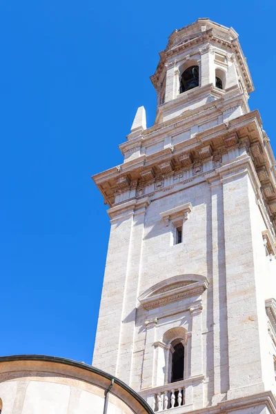 在维罗纳城的大教堂的钟塔 — 图库照片