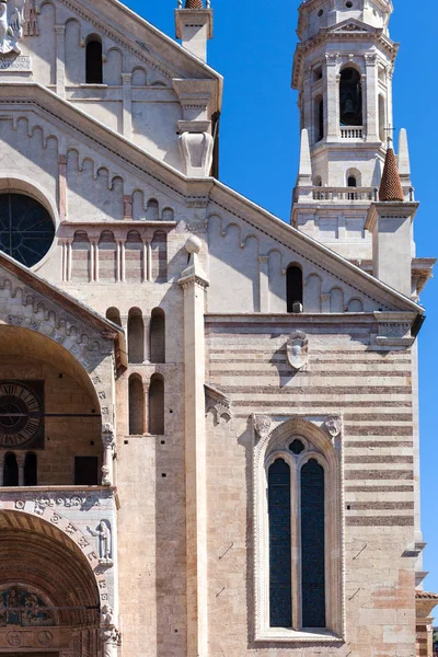 Katedralen och klocktornet Sanmicheli i Verona — Stockfoto