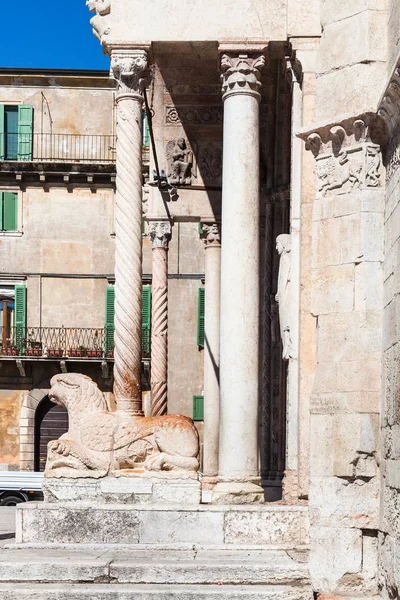 Portale del Duomo di Verona città — Foto Stock
