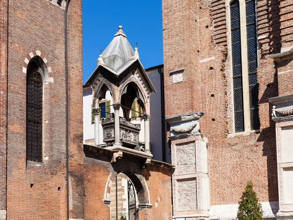 Arch in Basilica di Sant Anastasia in Verona — Stock fotografie