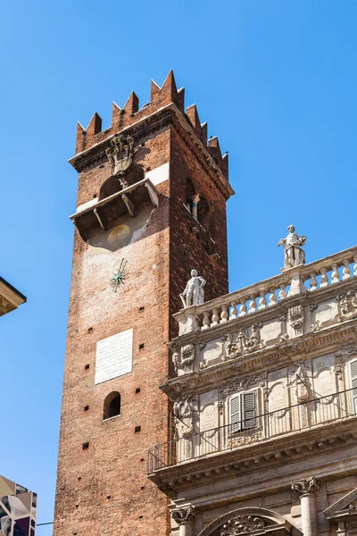 Blick auf den Torre del Gardello in der Stadt Verona — Stockfoto