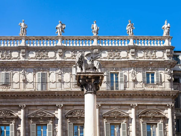 Palazzo Maffei op Piazza delle Erbe in Verona — Stockfoto