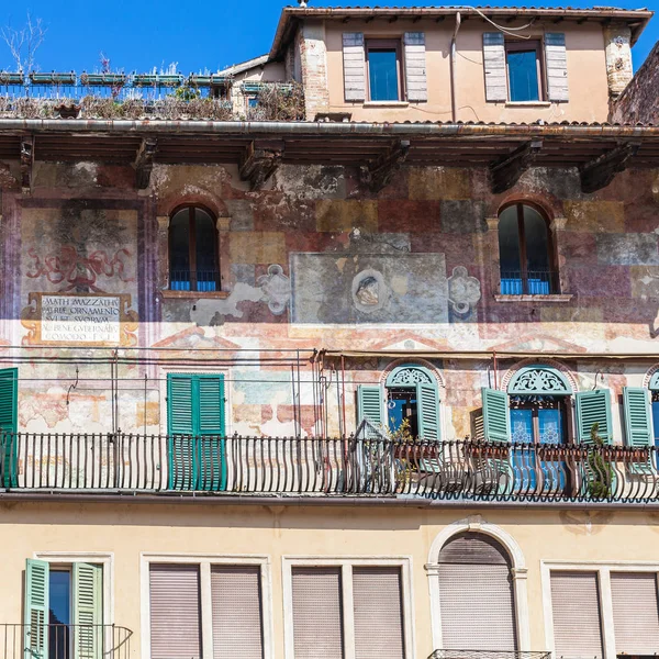 Medeltida målningar av fasaden urban house i Verona — Stockfoto