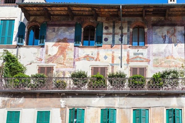 Affreschi medievali di facciata casa urbana a Verona — Foto Stock