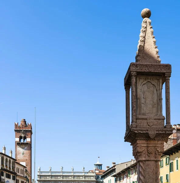 Башня Torre del Gardello на площади Пьяцца делле Эрбе — стоковое фото